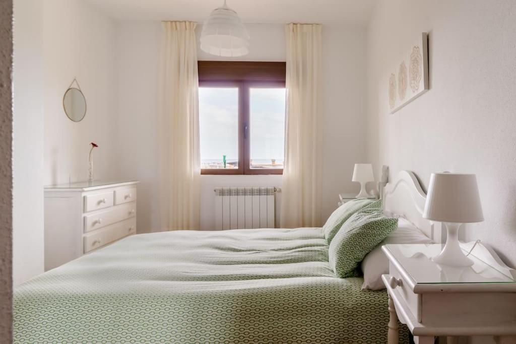 Casa De Las Flores - Apartamento Con Jardin Privado Frente A La Playa De โกมิญาส ภายนอก รูปภาพ