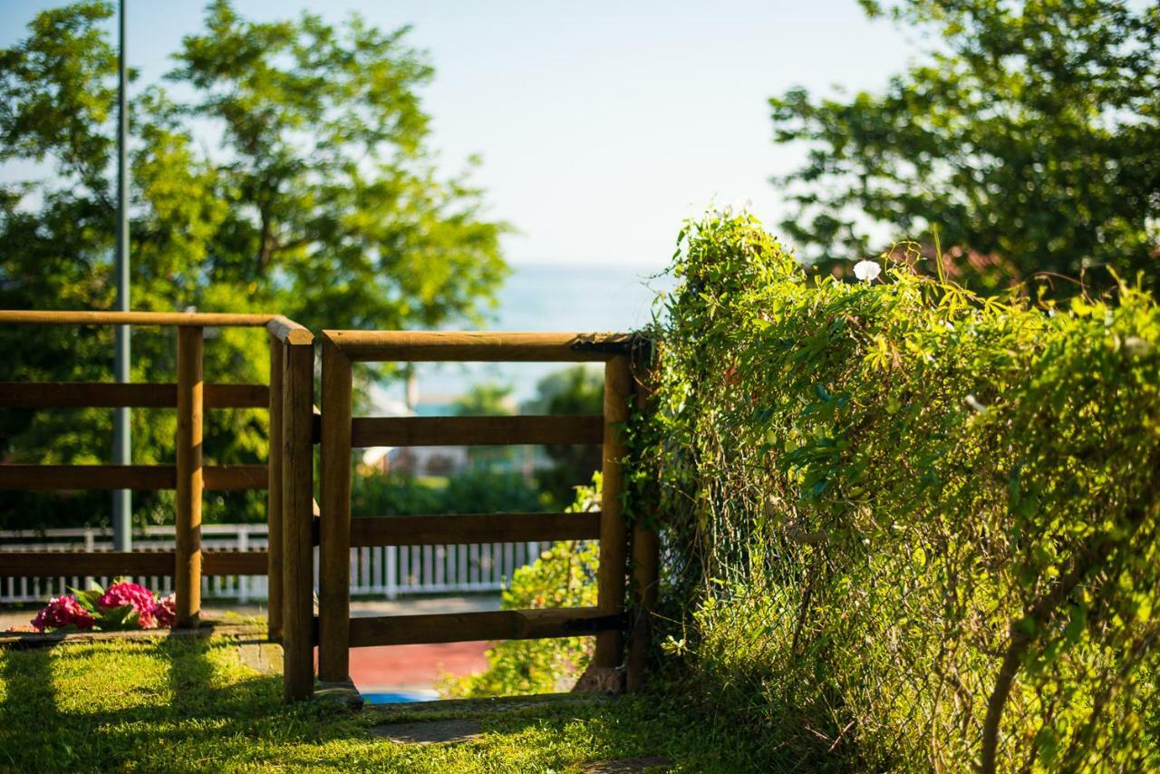 Casa De Las Flores - Apartamento Con Jardin Privado Frente A La Playa De โกมิญาส ภายนอก รูปภาพ