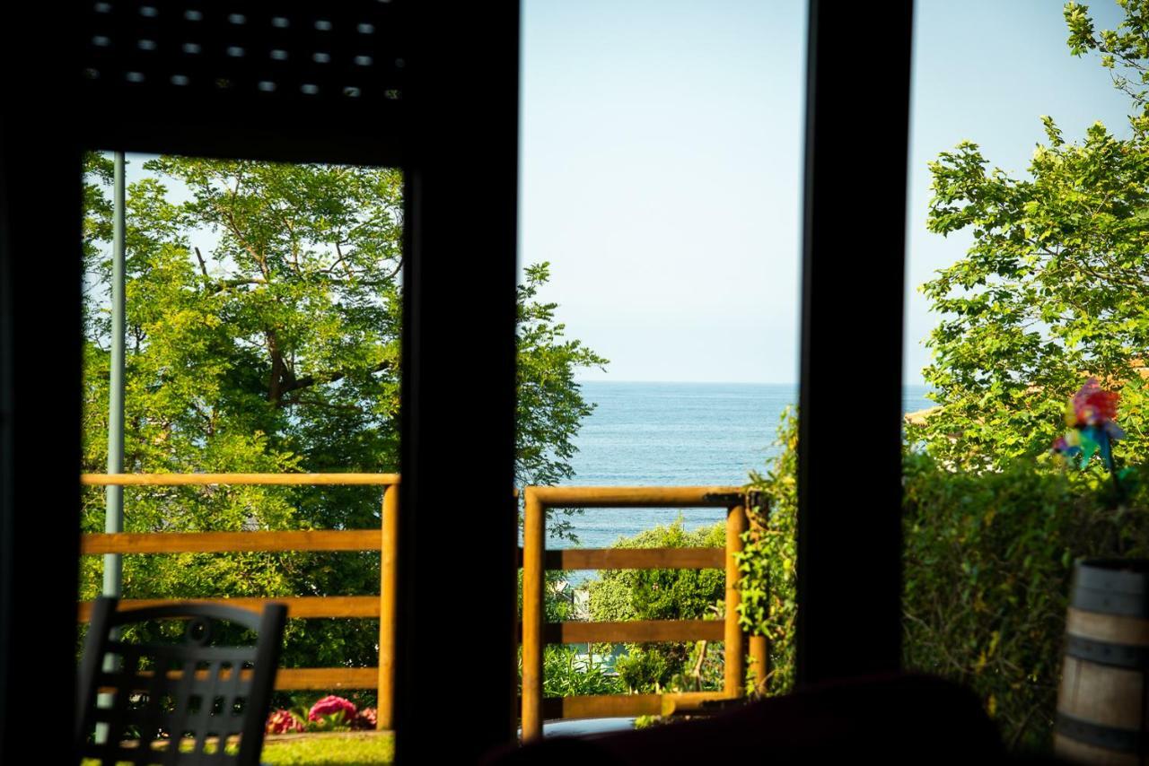 Casa De Las Flores - Apartamento Con Jardin Privado Frente A La Playa De โกมิญาส ภายนอก รูปภาพ
